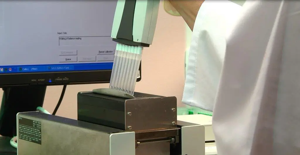 כיול מיקרו נפח באמצעות רובוט כיול מיקרו נפח באמצעות רובוט